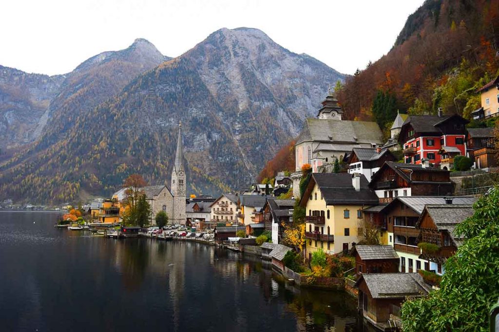 Hallstatt-in-Austria,-in-autumn