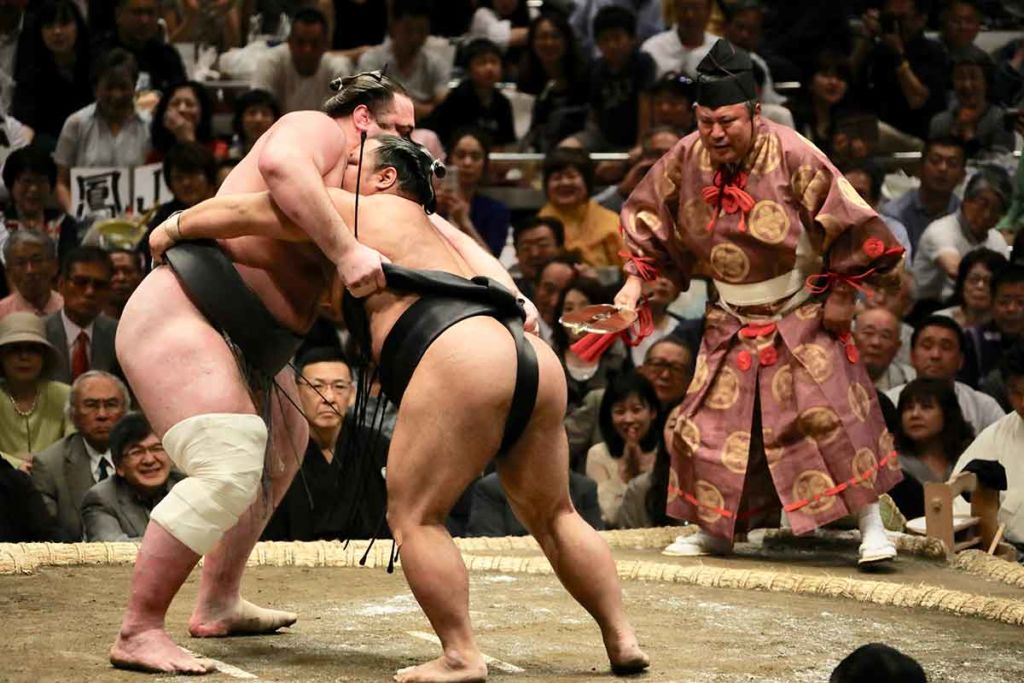 Sumo-wrestlers-with-ref