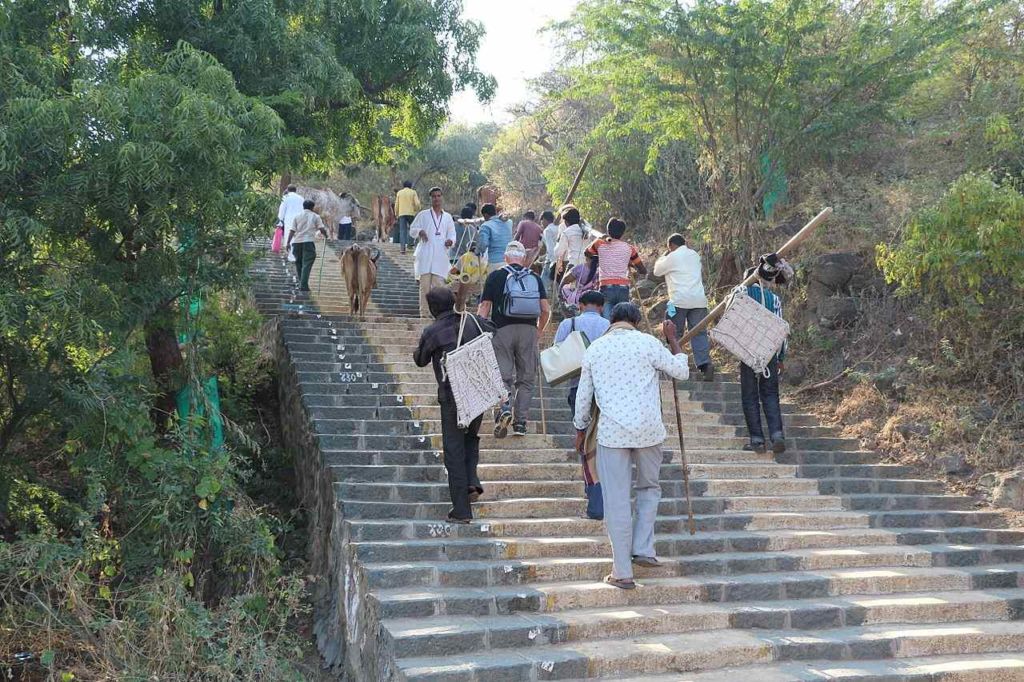 Walk up Shatrunjaya Hill 